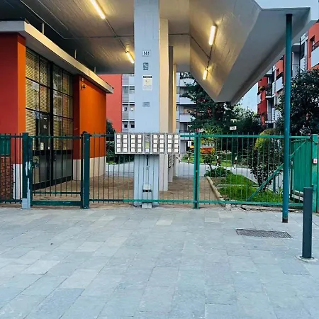 Entire 200 Meters From The Blue Metro Line Lägenhet